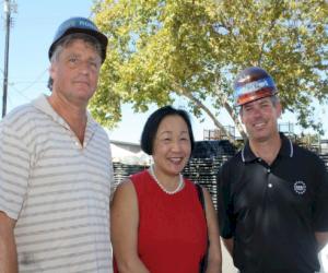 (Sur la photo de gauche à droite : Dave Robinson, Quan, la mairesse d'Oakland et Michael Lowe)