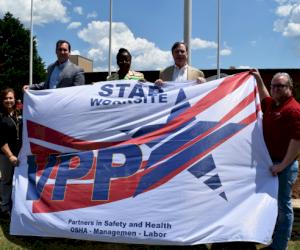 (Sur la photo, de gauche à droite : Stephani Riley (infirmière chez Amerex), Harrison Bishop (président d’Amerex), Ramona Morris (directrice OSHA de la région), Ruffner Page (président de McWane) et Robert Fisher (directeur de la sécurité chez Amerex)