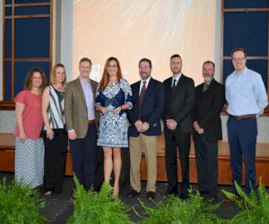 (Sur la photo, de gauche à droite : Melanie Dimler, Tiffany Hull, Justin Lesley, Danielle McDowell, Jeff Layfield, Heath Posey, Mark Bailey et Jonathan Carter)