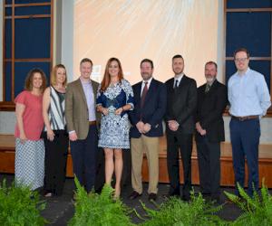 (Sur la photo, de gauche à droite : Melanie Dimler, Tiffany Hull, Justin Lesley, Danielle McDowell, Jeff Layfield, Heath Posey, Mark Bailey et Jonathan Carter)