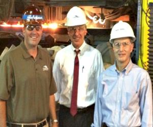 (Sur la photo de gauche à droite : le directeur général d'Union Foundry, Steve Johnson, le maire Vaughn Stewart et Don Hopper)
