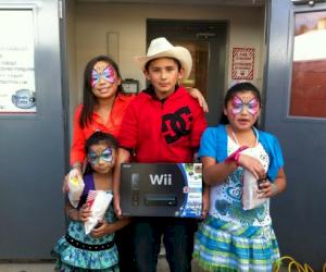 (Sur la photo : les membres de la famille Castillo ont été les heureux gagnants de la console de jeu Wii et de plusieurs jeux au tirage au sort)