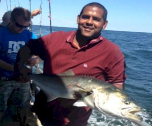 (Sur la photo : Ramundo Perez, membre de l'équipe Atlantic States, présente sa prise du jour)