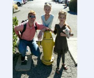 (Sur la photo, de gauche à droite : Chris, Molly et Ruby Prendergast)
