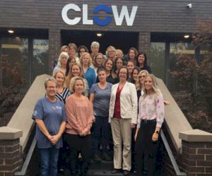 Sur la photo : Jodi O’Dell, Julie Isley, Breonna Nimtz Tracy England, Maria DeStefano, Tiffany Tremmel, Annie Hol, Sara McDowell, Tina Mosbey, Brenda Lappin, Maggie Goldman, Carol Vertz, Holly French, Mitzi Fisch, Barb Denham, Chris Gehrig, Tammy Striegle et Kyl