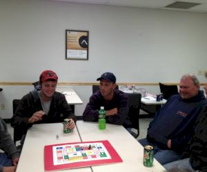 (Sur la photo de gauche à droite : Jason Sanders, Steve Norrish, Dave Tremmel, Mike Cochran et Ken Farmer)