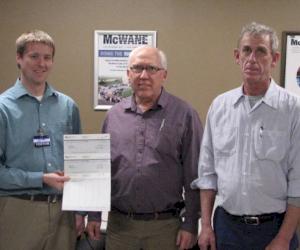 Sur la photo de gauche à droite : Mitch Frazier (Gérant des comptes de Mid-American), Doug Stracke (Directeur environnemental de Clow Valve) et Paul Kerkove (Ingénieur de projet de Clow Valve)