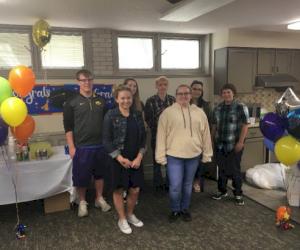 Sur la photo de gauche à droite : Andrew Stanhope, Payton Hynick, Tessa Troxel, Malachi Davis, Madison Braden, Odessa Menefee et Sydney Sanders