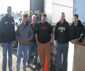 (Sur la photo, de gauche à droite : Jon Callahan, Dain Netland, Doug Stracke, Steve Fowler, Brian Box et Kyle Silvey)