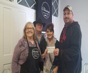 Sur la photo : Gerald Eaton (contremaître général – laiton, Clow Valve) et son épouse Amanda présentant un don à l’organisme Blessings Soup Kitchen