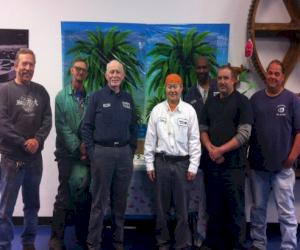 (Sur la photo, de gauche à droite : les membres de l'équipe de l'atelier des moules, Glenn Gucwa, Bud Lamberg, Don Nagle, Chris Cheah, Paul Fisher, Jeff Weaver et Henry Stetler)