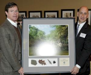 G. Ruffner Page Jr., président de McWane, reçoit la plaque de témoignage de reconnaissance