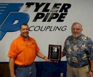 (sur la photo, de gauche à droite : le directeur de l'usine Tyler Coupling, Bill Hoffman, et Harry Ledgerwood)