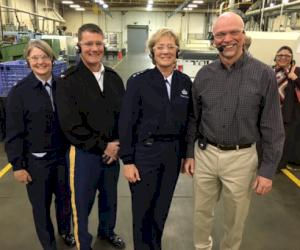 Photo de groupe (de gauche à droite) : lieutenant-colonel Summer Clovis; colonel David Hosna; lieutenant-général Wendy Masiello; Vic Modic, vice-président d'Amerex