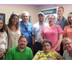 Sur la photo, de l’avant à l’arrière de gauche à droite : Guadalupe Mendoza, James Banicky, Juana Plum, Maureen Kamphaus, Nesreen Iskandrani, Brian Box, Tony Ingle, Kelli Harbison, Sam Fay, Alicia Jaquez. (n’apparaissent pas sur la photo Tianna Aldridge et Mitzi Fisch)