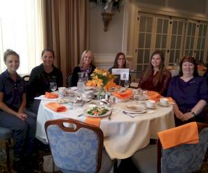 Sur la photo de G-D : Laurie Potter, Lindsey Dunn, Shelly Crater, Logan Clark, Lydia Wright et Roberta Hoover