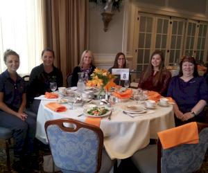 Sur la photo de G-D : Laurie Potter, Lindsey Dunn, Shelly Crater, Logan Clark, Lydia Wright et Roberta Hoover