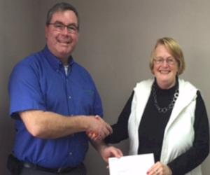 (Sur la photo : Mike Bowles, Ingénieur environnemental à Kennedy Valve et Marcia Metcalfe, Présidente de l'EMC)
