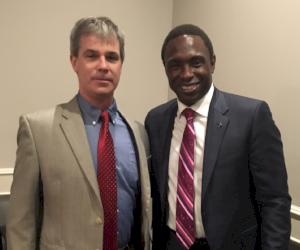 (Sur la photo, de gauche à droite : Tony Orlowski et l’entraîneur Avery Johnson)