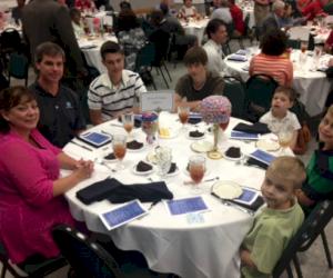 (Sur la photo : Tony Orlowski, directeur général de M&H, sa femme Kim et leurs cinq enfants Keith, Jackson, James, Josh et Daniel)