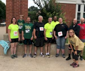 Sur la photo de gauche à droite : Joyce Klingele, Dustin Schultz et son fils Liam, Mark Speckhart, Bill Robb, Richard Lorasch, Molly Kindhart, Chris Brueck, Will Merida, Gary Nall et Mike Holman (absent de la photo)