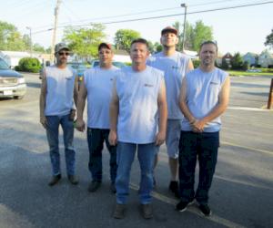 (De g. à d. dans la photo : David Schmelzle, Michael Maas, Scott Jones, Jerrod Cox et David Bergherger Jr.)