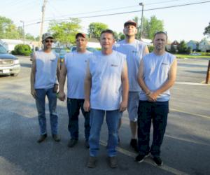 (De g. à d. dans la photo : David Schmelzle, Michael Maas, Scott Jones, Jerrod Cox et David Bergherger Jr.)