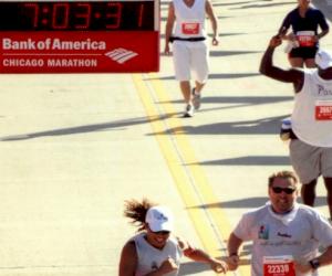 Joe Donahue de Manchester Tank termine le marathon de Chicago