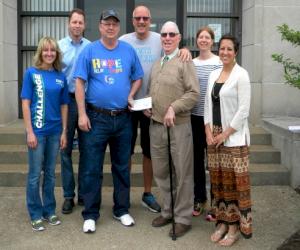 (Sur la photo de gauche à droite : Kim McNany, directrice des RH; Chris Hutras, directeur Division de l’usine; Joe Carter, direction des activités; Jim Loos, directeur CI; Cordell Brown, fondateur du camp Echoing Hills; Heather Rainwater, directrice de l’Environnement; et Lauren Unger, administratrice du camp Echoing Hills.