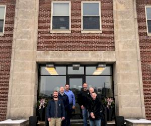 Sur la photo (de gauche à droite), on retrouve les représentants de Ferguson : Dan Myers, Randon Webber, Mike Deneen, Eric Wszolek, Dave Desjardins et Eric Schiott