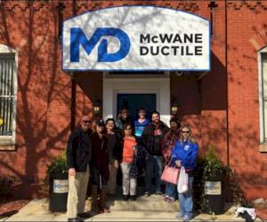 (Sur la photo de gauche à droite : Joe Maziarz, Stephanie Garcia, Karen Shinnebarger, Catherine Lussier, Zeydi Gutierrez, Jessica Stones, Paul Carbo, Faye Pettigrew et Estelle Gehringer)