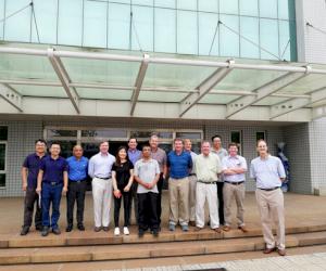 (Sur la photo, de gauche à droite : Fei Xiao, Phil Zhang, Gopi Ramanathan, Ruffner Page, Anna Zheng, Harrison Bishop, Fengqi Zhang, Arne Feyling, Rick Tatman, Jim Proctor, Phillip McWane, Joe Zhou, Will McWane et Mike Keel)
