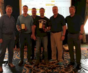 Sur la photo de gauche à droite : Équipe gagnante : Mike Vore/McWane; Doug Lewis/Kennedy/M&H; John Chalk/Kennedy; Ryan Caron/Kennedy/M&H; Steve Werninger/Clow; Greg Davis/M&H