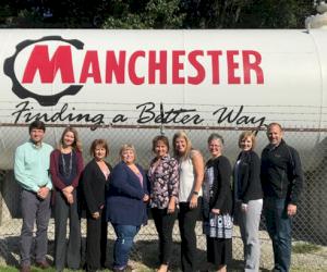 (Sur la photo, de gauche à droite : Josh Bennett, Jessica Tomlin, Cecilia Paulsen, Beth Morris, Mary Kendrick, Kim McDowell, Angie Taylor, Jessica Dana, Michael Rogerson)