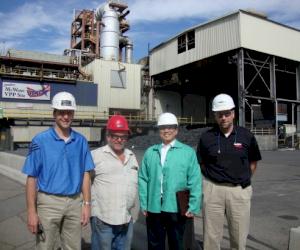(Sur la photo de gauche à droite : Scott Jarvis, directeur de l'usine; Gary Wood, président syndical; Alvin Chan et Kent Brown, vice-président et directeur général)