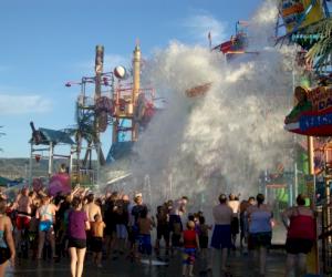 L'équipe Pacific States nargue la chaleur au parc d'attractions aquatiques local