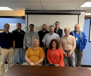 Sur la photo d’avant à en arrière, de gauche à droite : Ricky Vise (M&H environmental); Renea McGathy (Tyler Union environmental); Ward Pate (Corporate environmental); Jeff Rasmussen (M&H safety); Hari Krishna (Corporate environmental); Steven Blasko (M&H Safety); Josh Gunning (M&H)