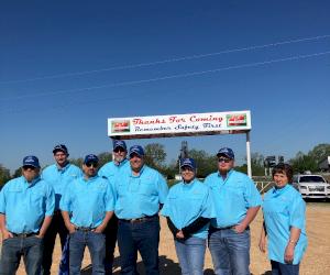 (Sur la photo, de gauche à droite : Collins Hildebrand, Justin Ledford, Alan Dickerson, Dennis Cantrell, Bill Hoffman, Gina Steffen, Brett Kays et Connie Dishman)