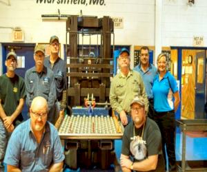 (Sur la photo, au fond de gauche à droite : Ron Bowers, Bill Kays, Ron Cron, Randy Witherspoon, Bill Hoffman et Alicia Hardacre; au premier rang, de gauche à droite : Jim Sartin et Mike Gillette)