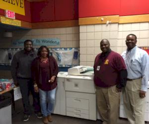(Sur la photo de gauche à droite : Edward Roberts/Tyler Union (directeur de la TI), Wanda Elston/Cobb Elementary, Phillip Posey/Cobb Elementary et Jerome McQueen/Tyler Union (directeur de l'environnement))