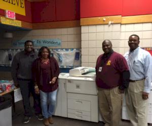 (Sur la photo de gauche à droite : Edward Roberts/Tyler Union (directeur de la TI), Wanda Elston/Cobb Elementary, Phillip Posey/Cobb Elementary et Jerome McQueen/Tyler Union (directeur de l'environnement))