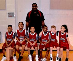 Edward est photographié avec son équipe de joueurs âgés entre quatre et six ans, de gauche à droite : Jalyn, Addison, Kevin, Kane, Payton et Ruby