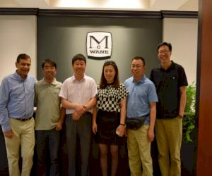 De gauche à droite : Le VP exécutif d'ESS/RH de McWane Jeet Radia, Fengqi Zhang (directeur d'usine), Dianhong Wang (directeur général, Botou Tooling Company), Huiyun Li (directrice de la programmation), Tingling Geng (directeur de la technologie) et Zhengwei Zhoi (directeur de la fonderie)